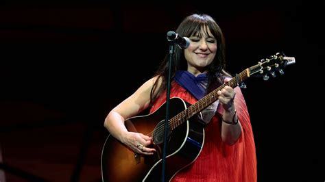 mujeres enseñando las chichis|Eva Amaral canta a pecho descubierto en el Sonorama para。